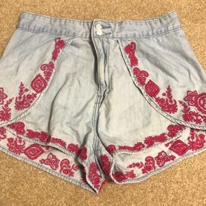 BDG shorts pink design